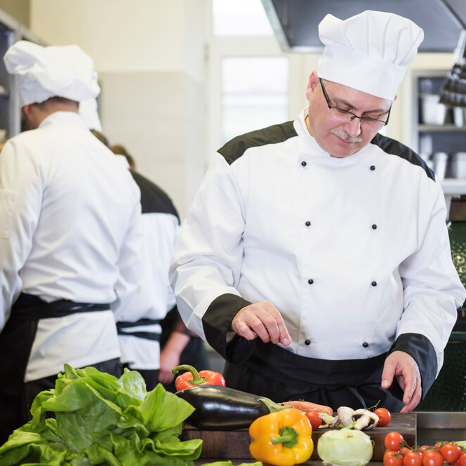 Was lernen Restaurantfachleute (Restaurantfachmann/-frau) über die Bedienung von Gästen und die Beratung bei Speisen und Getränken?