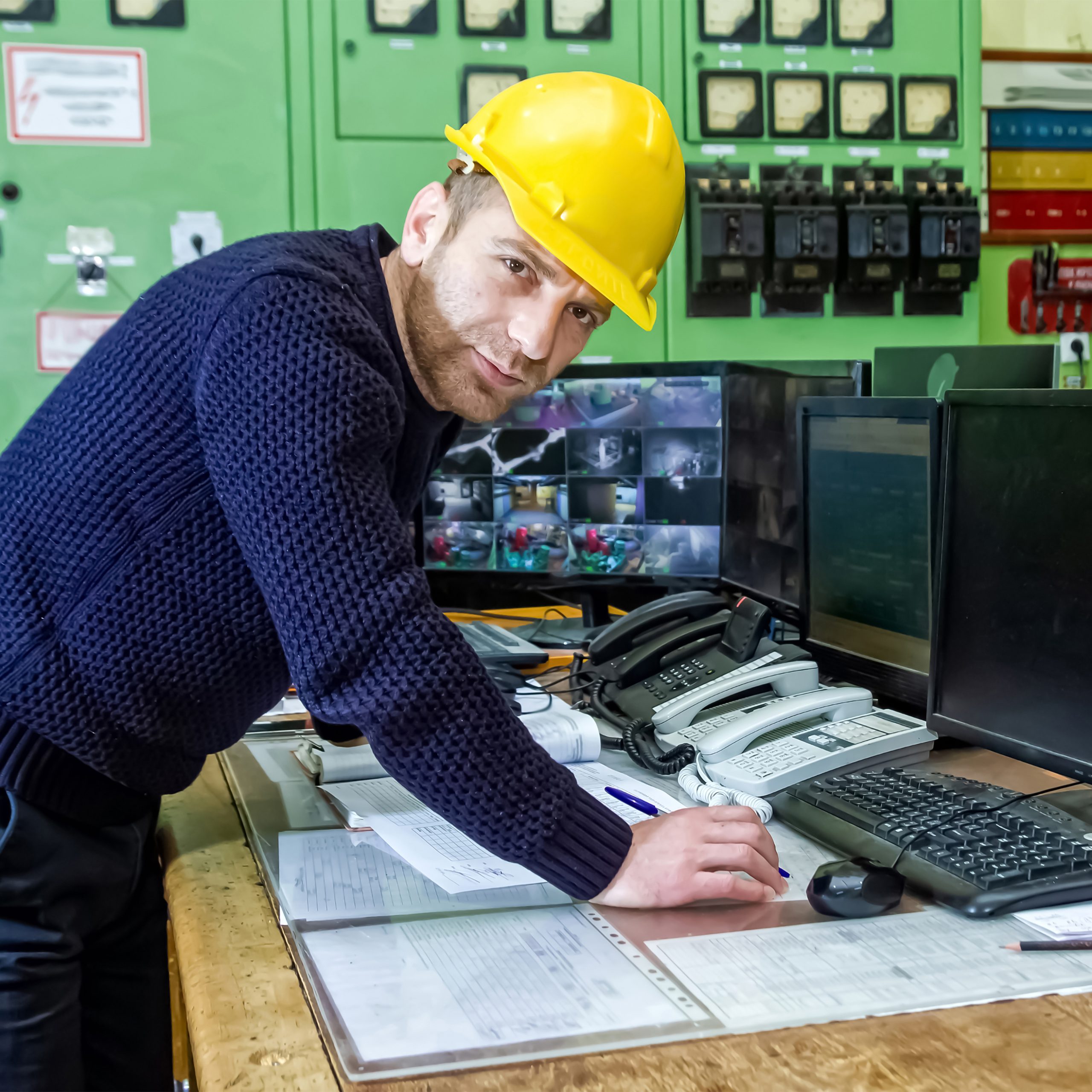 In welchen Bereichen sind Elektroniker tätig und welche Fähigkeiten erwerben sie während ihrer Ausbildung?