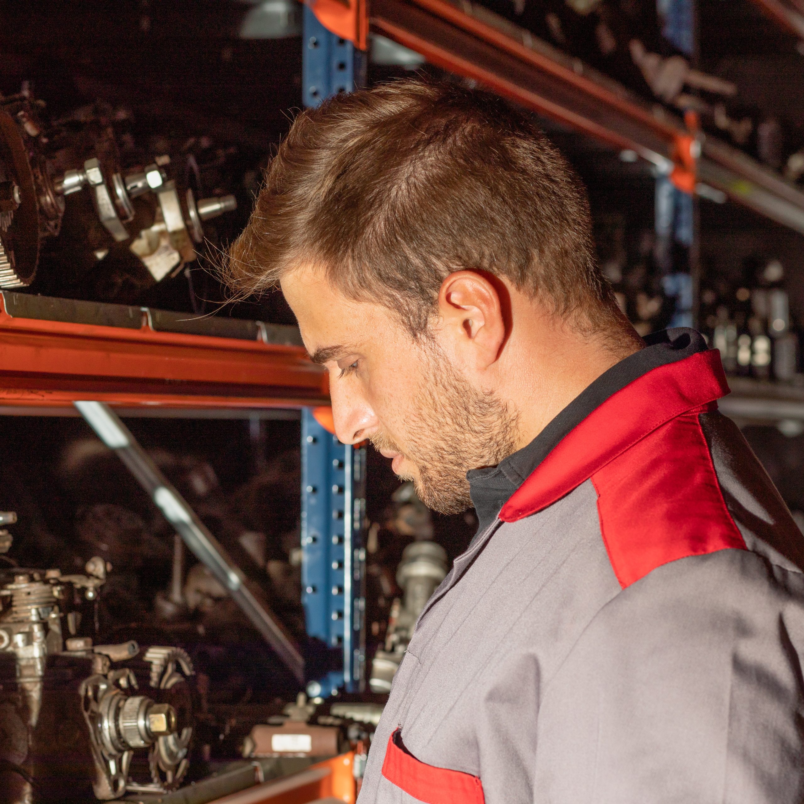 Wie tragen Mechatroniker zur Optimierung und Wartung von Maschinen in der Industrie bei?